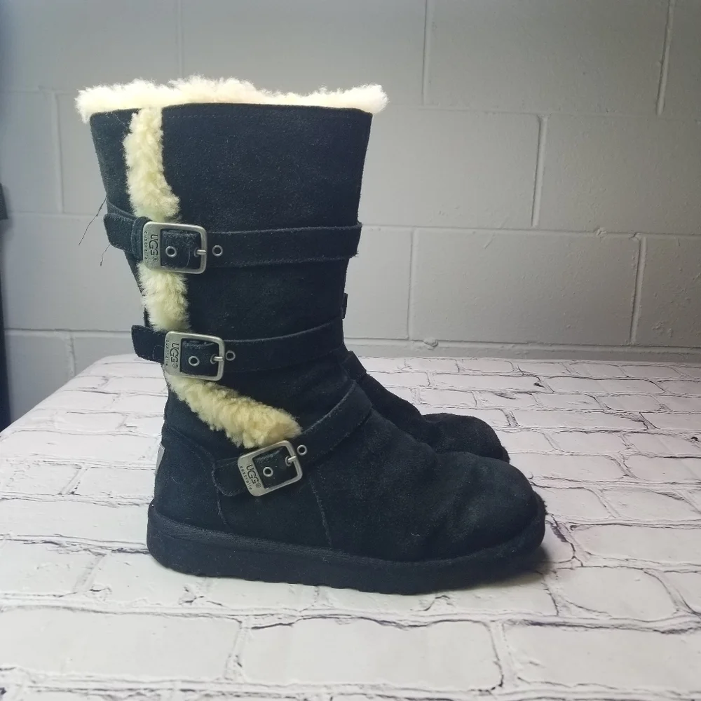 Ugg Maddi black shearling buckle boot 4 girls 6 women